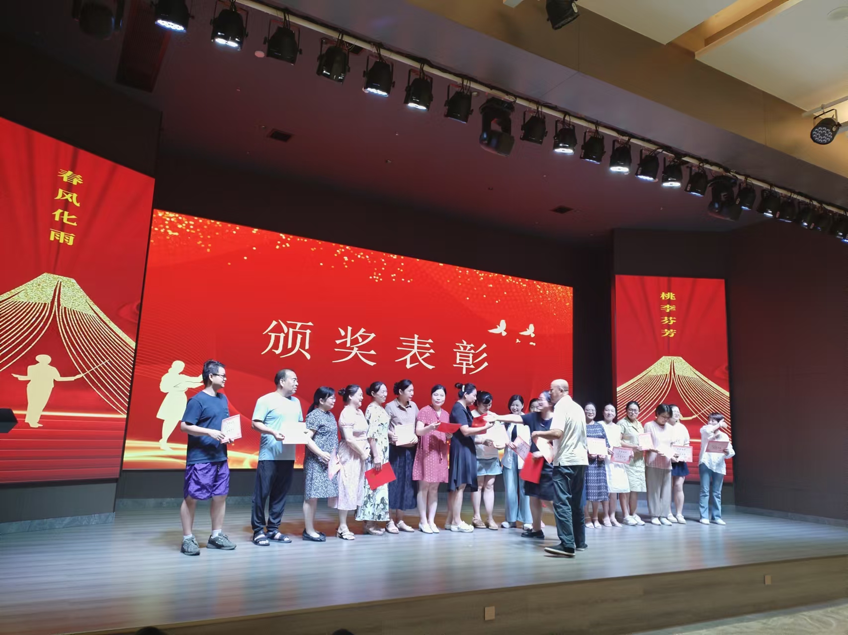 9月10日，曙光学校教师节文艺晚会在mk（中国）溢香园酒店举办